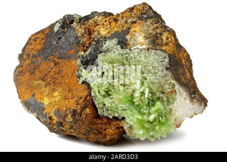 Piromorphite da Daoping Mine, Cina isolato su sfondo bianco Foto Stock