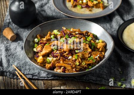 Maiale Mu Shu Cinese Fatto In Casa Con Scalogni E Cavolo Foto Stock