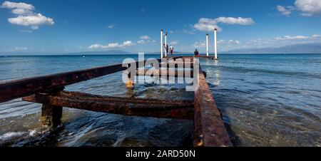 spettacolare immagine del vecchio molo arrugginito sulla costa caraibica con acqua blu utilizzata per la pesca. Foto Stock