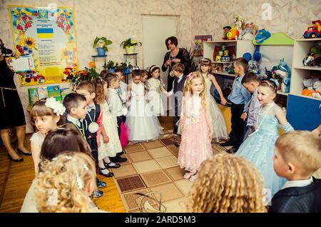 Giornata di laurea, asilo Malvin, Lutsk Ucraina 20/05/2014 Foto Stock