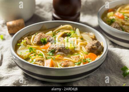 Zuppa di Meatball Sopa a la Minuta fatta in casa con Patate e Noodles Foto Stock