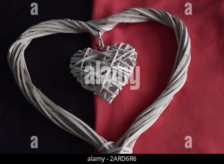 Cuore ornamento fatto di legno su sfondo contrasto. Foto Stock