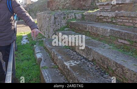 Antico gioco scolpito su gradini in pietra nel Foro Romano, Roma, Italia Foto Stock