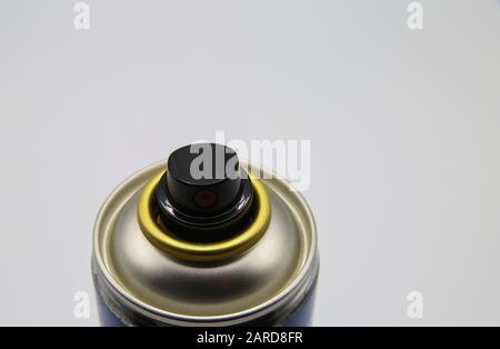 Primo piano della bomboletta spray superiore con tappo valvola, fondo bianco vuoto Foto Stock