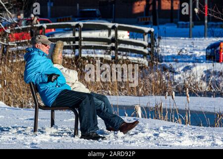 Coppia anziana che si gode il sole pomeridiano sul Lago Tuusulanjärvi a Järvenpää, Finlandia Foto Stock