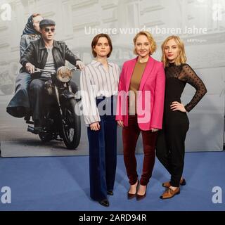 Amburgo, Germania. 27th Gen 2020. Vanessa Loibl (l-r), Anna Maria Mühe ed Elisa Schlott, attrici, si trovano di fronte ad una parete di logo durante lo scatto fotografico per il film ARD in tre parti 'Unsere wunderbaren Jahre' basato sul romanzo di Peter Plrange. Le tre parti saranno trasmesse il 18.3., il 21.3. E il 25.3.2020 nel primo. Credito: Georg Wendt/Dpa/Alamy Live News Foto Stock