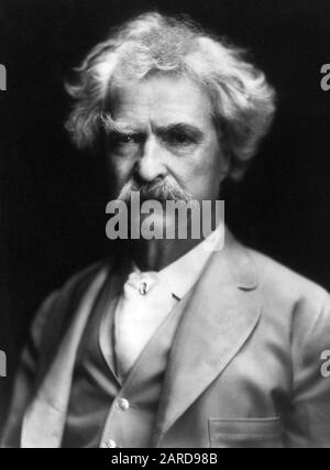 Ritratto d'epoca di scrittore americano e umorista Samuel Langhorne Clemens (1835 – 1910), meglio conosciuto dal suo nome di penna di Mark Twain. Foto circa 1907. Foto Stock