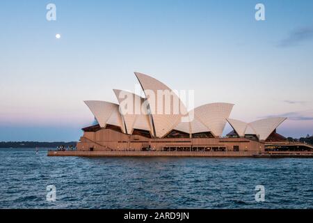 Sydney, Australia - 23 10 2018: La luna sorge dietro l'Opera House Foto Stock