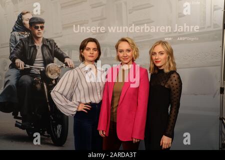Anna Maria Mühe, Elisa Schlott, Vanessa Loibl beim Fototermin zu „Unsere wunderbaren Jahre" im East-Hotel ad Amburgo am 27.1.2020 Foto Stock