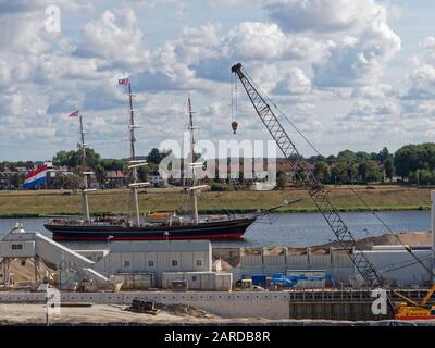 Una nave olandese di Tall che passa il cantiere della nuova serratura del canale del Mare del Nord sulla sua strada per il Porto di Ijmuiden. Foto Stock