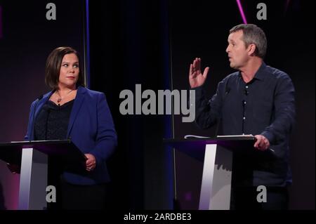 Il leader del Sinn Fein Mary Lou McDonald e la solidarietà Persone Prima Del Profitto politico Richard Boyd Barrett, durante il dibattito dei leader del RTE a sette vie presso il campus dell'Università Nazionale d'Irlanda di Galway (NUIG) a Galway, Irlanda. Foto Stock