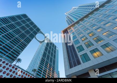 Grattacieli della città al crepuscolo nel centro di Miami, Miami, Florida, Stati Uniti d'America, Nord America Foto Stock