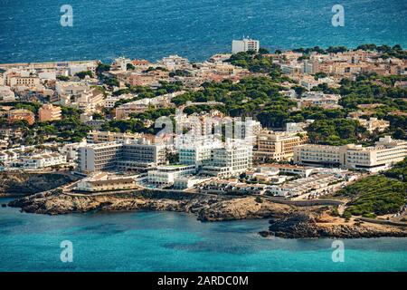 Vista sul villaggio Cala Rajada con di fronte hotel e appartamento quartiere e baia Cala Agulla, comune Capdepera, Maiorca, Isole Baleari, Spagna Foto Stock