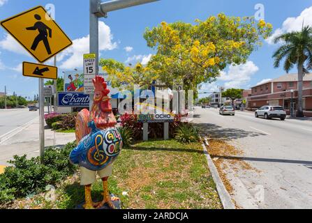 Benvenuti a Calle Ocho segno raffigurante la vita cubana sulla 8th Street a Little Havana, Miami, Florida, Stati Uniti d'America, Nord America Foto Stock