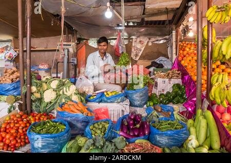 Venditore che vende frutta e verdura fresca su un mercato a Patan, Nepal Foto Stock