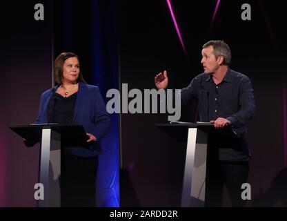 Il leader del Sinn Fein Mary Lou McDonald e la solidarietà Persone Prima Del Profitto politico Richard Boyd Barrett, durante il dibattito dei leader del RTE a sette vie presso il campus dell'Università Nazionale d'Irlanda di Galway (NUIG) a Galway, Irlanda. Foto Stock