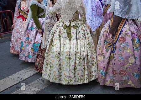 Marzo 2017.Valencia, Spagna. Gruppo di donne vestite nei loro costumi Falleras regionale dopo aver fatto l'Ofrenda (offerta floreale) alla Vergine Maria i Foto Stock