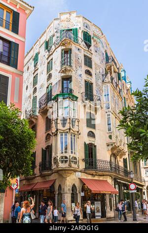 Palma DE MALLORCA, Isole BALEARI, SPAGNA - 25 maggio 2016: Imponente edificio in stile Liberty Can Forteza-Rey façade dettagli nel centro storico della città Foto Stock