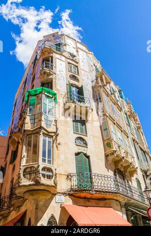 Palma DE MALLORCA, Isole BALEARI, SPAGNA - 25 maggio 2016: Imponente edificio in stile Liberty Can Forteza-Rey façade dettagli nel centro storico della città Foto Stock