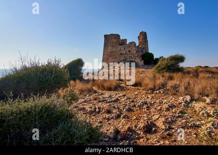 Torre Uluzzo nel Parco Regionale di Porto Selvaggio in Puglia al Tramonto - Italia Foto Stock