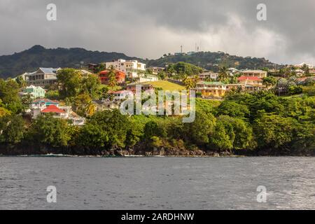 Vista sulla costa con molte ville sulla collina, Kingstown, Saint Vincent e Grenadine Foto Stock