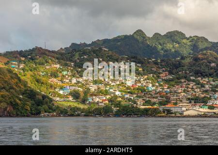 Vista sulla costa con un sacco di case viventi sulla collina, Kingstown, Saint Vincent e Grenadine Foto Stock