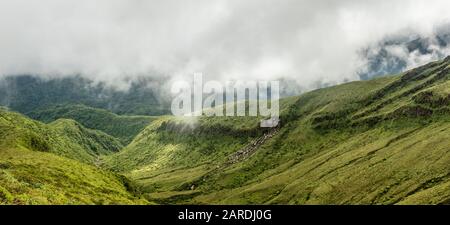 La Soufriere vulcano collina coperto di verde, Saint Vincent e Grenadine Foto Stock