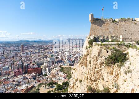 Vista sulla cima del Castello di Santa Barbara situato sul Monte Benacantil che si affaccia sul lato occidentale della città di Alicante sulla costa mediterranea. Foto Stock