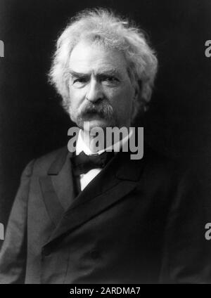 Ritratto d'epoca di scrittore americano e umorista Samuel Langhorne Clemens (1835 – 1910), meglio conosciuto dal suo nome di penna di Mark Twain. Foto circa 1905 di Theodore C Marceau. Foto Stock