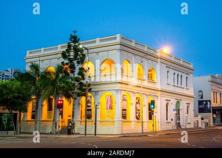 PERC Tucker Regional Gallery in prima serata, Flinders Street Townsville, Queensland Australia Foto Stock