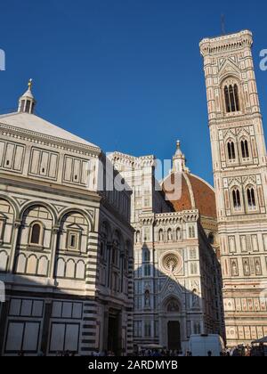 Facciata in marmo colorato del Duomo di Firenze o Cattedrale di Santa Maria del Fiore, Campanile di Giotto vicino al Battistero di San Giovanni in Piazza del Duomo Foto Stock