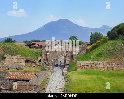Vista da Via Plinio di Pompei alla Necropoli, porta Nocera con il Vesuvio in lontananza. Aree Archeologiche Di Pompei. Napoli, Campania, Italia Foto Stock