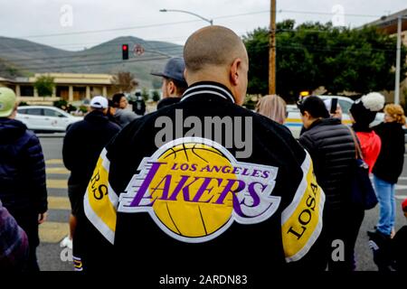 Calabasas, California, Stati Uniti. 26th Gen 2020. I fan di Laker si radunano vicino al luogo di scontro in elicottero che ha ucciso nove persone, tra cui la stella di basket in pensione Kobe Bryant e una delle sue figlie. Credito: Jason Ryan/Zuma Wire/Alamy Live News Foto Stock