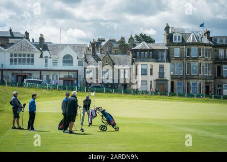 St Andrews, Regno Unito - 20 giugno 2019: Gli amanti del golf potranno giocare a golf sul green dell'Old Course presso il Royal and Ancient Golf Club di St. Andrews, il bir Foto Stock