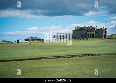 St Andrews, Regno Unito - 20 giugno 2019: Golfisti lontani sul verde oltre il famoso Ponte Swilcan al foro 18th, Old Course. Foto Stock