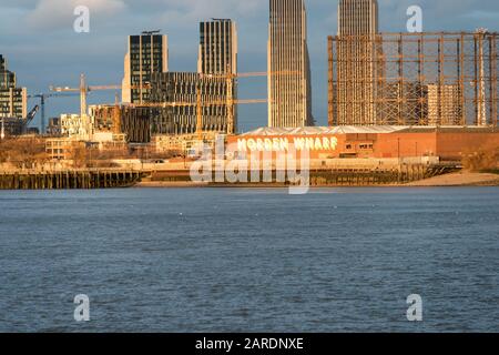 Morden Wharf al sole del tardo pomeriggio, guardando a est da Greenwich, Londra, Regno Unito Foto Stock