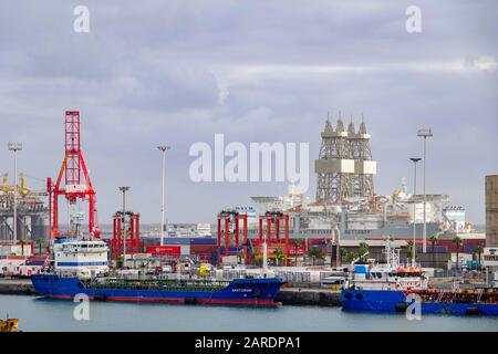 Trasporti nel porto di Las Palmas, Gran Canaria, Isole Canarie. Piattaforme per la perforazione di petrolio, nave Santorini. Foto Stock