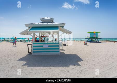 Beach Bar E Torre Di Guardia Lifeguard Su South Beach, Miami Beach, Miami, Florida, Stati Uniti D'America, Nord America Foto Stock