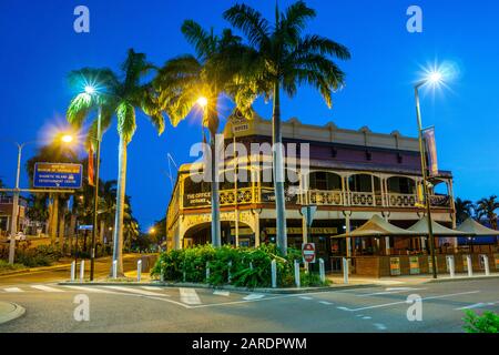 Molly Malone's Irish Pub in prima serata Flinders Street, Townsville Queensland Australia Foto Stock