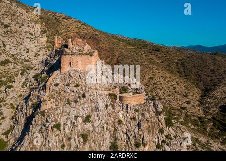 Veduta aerea del castello medievale gotico Borriol collina rovina vicino Castellon Spagna con cielo blu Foto Stock