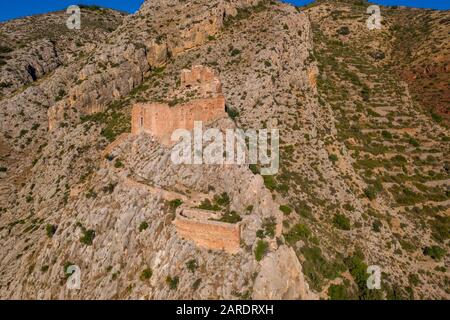 Veduta aerea del castello medievale gotico Borriol collina rovina vicino Castellon Spagna con cielo blu Foto Stock