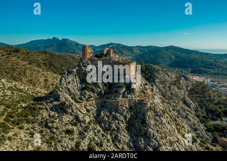 Veduta aerea del castello medievale gotico Borriol collina rovina vicino Castellon Spagna con cielo blu Foto Stock