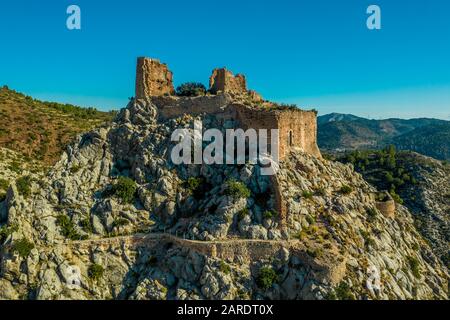 Veduta aerea del castello medievale gotico Borriol collina rovina vicino Castellon Spagna con cielo blu Foto Stock