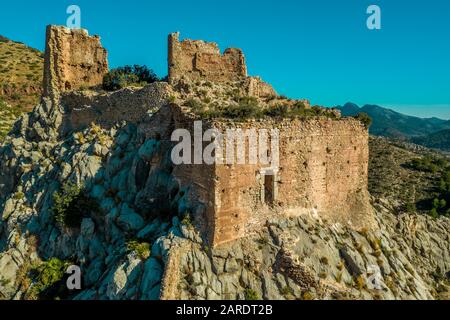 Veduta aerea del castello medievale gotico Borriol collina rovina vicino Castellon Spagna con cielo blu Foto Stock