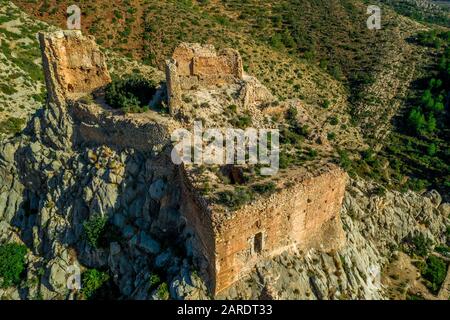 Veduta aerea del castello medievale gotico Borriol collina rovina vicino Castellon Spagna con cielo blu Foto Stock