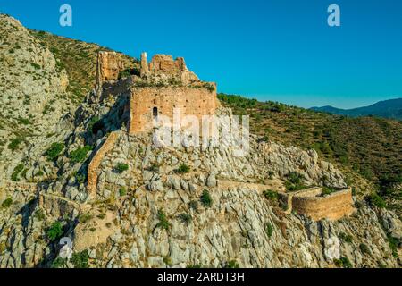 Veduta aerea del castello medievale gotico Borriol collina rovina vicino Castellon Spagna con cielo blu Foto Stock