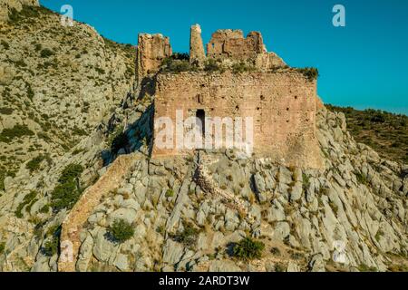 Veduta aerea del castello medievale gotico Borriol collina rovina vicino Castellon Spagna con cielo blu Foto Stock