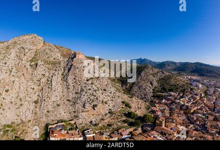 Veduta aerea del castello medievale gotico Borriol collina rovina vicino Castellon Spagna con cielo blu Foto Stock