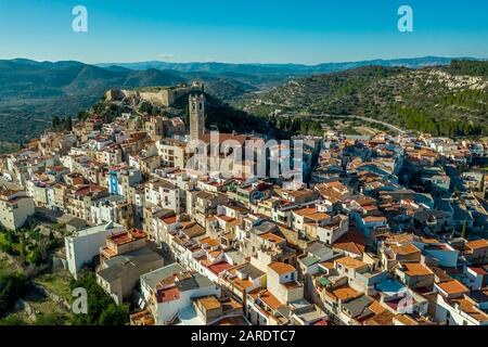 Veduta aerea del castello di Cervera del Maestre con rovine di edifici interni scavati resti circondati da una parete esterna parzialmente restaurata di origine araba Foto Stock