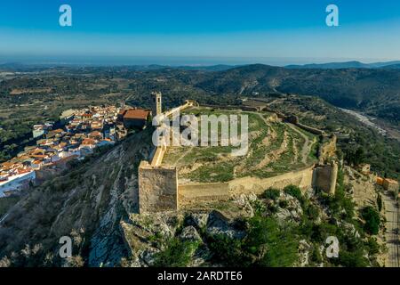 Veduta aerea del castello di Cervera del Maestre con rovine di edifici interni scavati resti circondati da una parete esterna parzialmente restaurata di origine araba Foto Stock